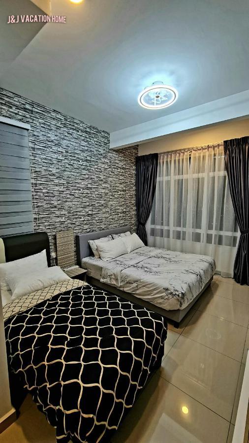 J&J Vacation Home@Novo8 Residence Kampong Tambak Esterno foto