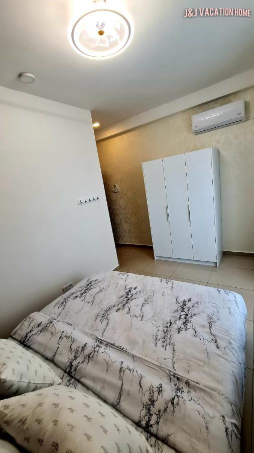 J&J Vacation Home@Novo8 Residence Kampong Tambak Esterno foto