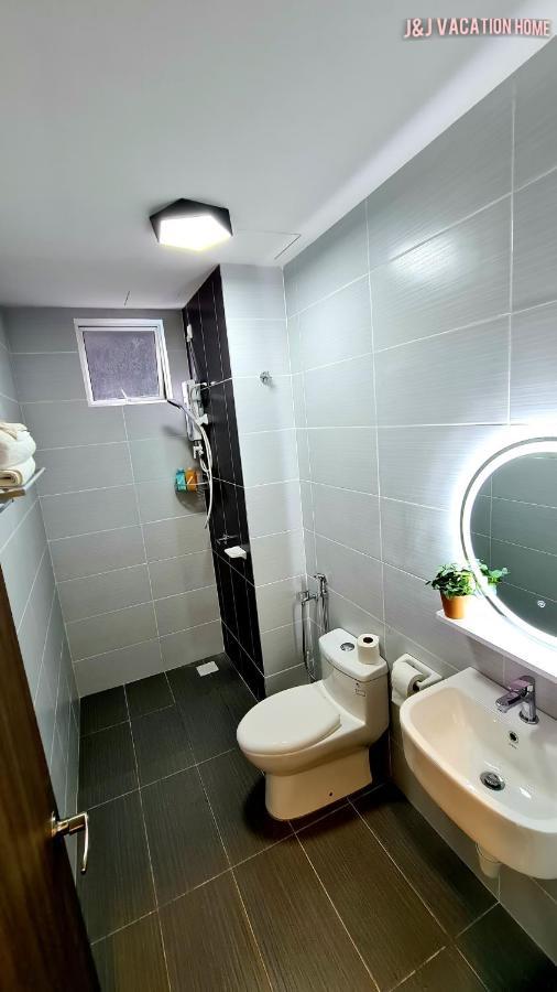 J&J Vacation Home@Novo8 Residence Kampong Tambak Esterno foto