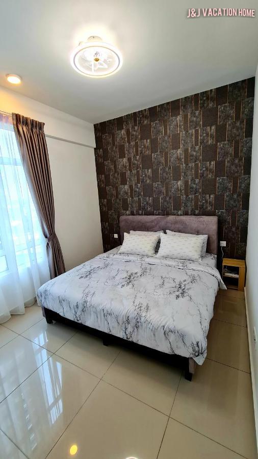 J&J Vacation Home@Novo8 Residence Kampong Tambak Esterno foto