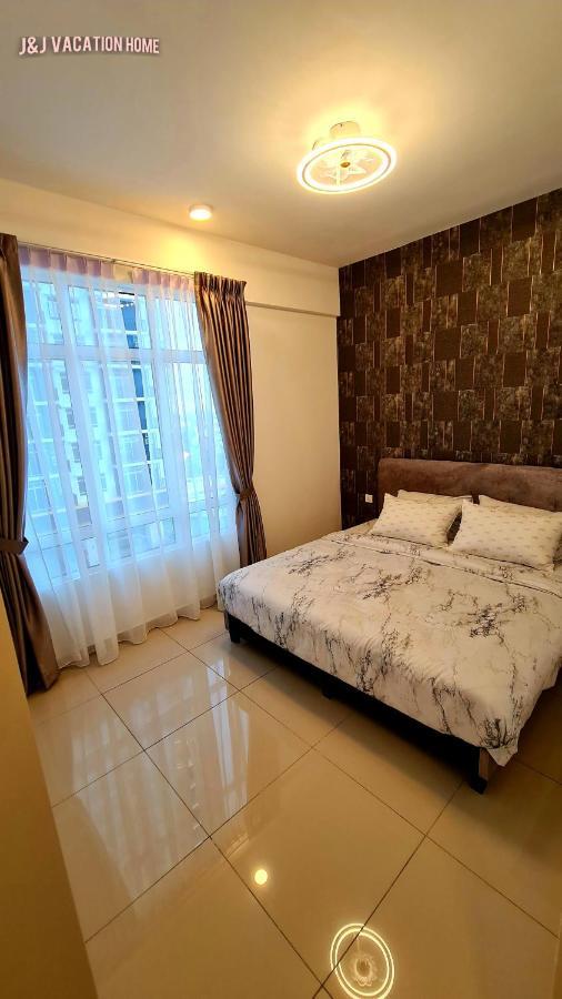 J&J Vacation Home@Novo8 Residence Kampong Tambak Esterno foto