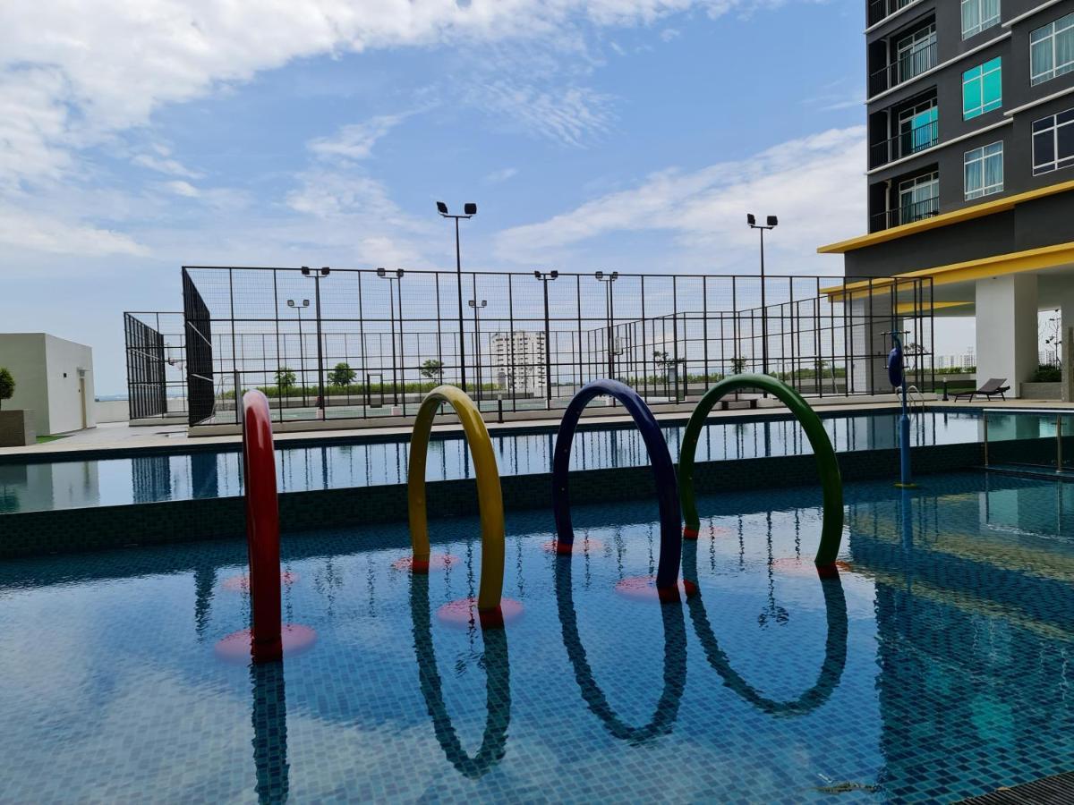 J&J Vacation Home@Novo8 Residence Kampong Tambak Esterno foto