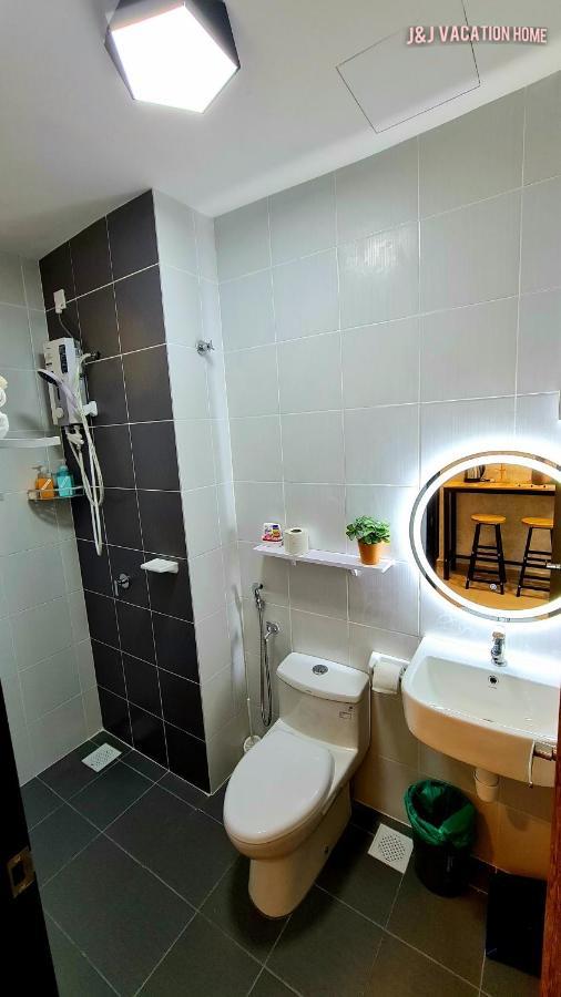 J&J Vacation Home@Novo8 Residence Kampong Tambak Esterno foto