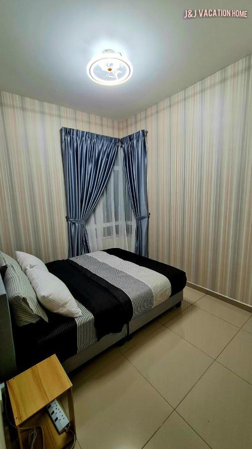 J&J Vacation Home@Novo8 Residence Kampong Tambak Esterno foto
