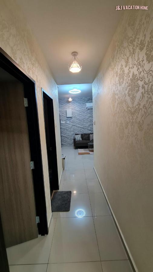 J&J Vacation Home@Novo8 Residence Kampong Tambak Esterno foto