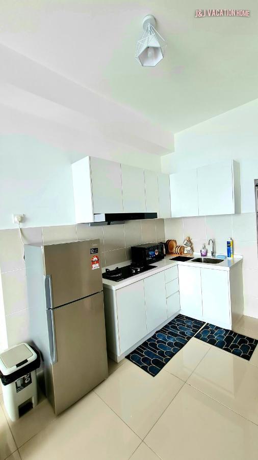 J&J Vacation Home@Novo8 Residence Kampong Tambak Esterno foto