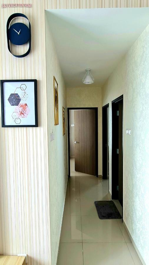 J&J Vacation Home@Novo8 Residence Kampong Tambak Esterno foto