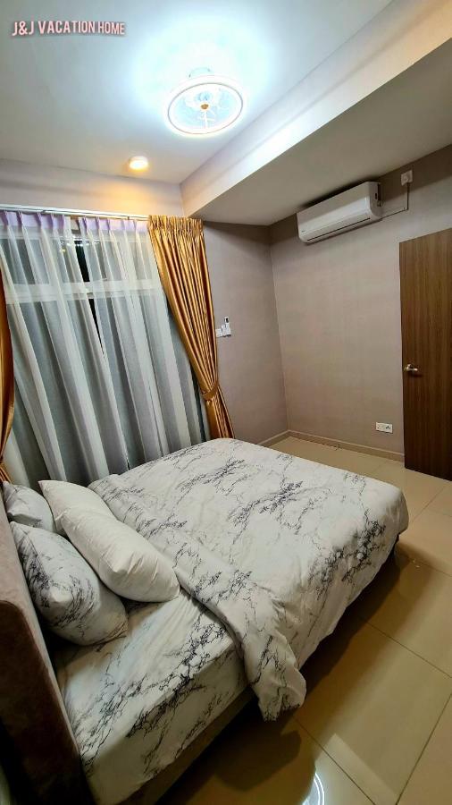 J&J Vacation Home@Novo8 Residence Kampong Tambak Esterno foto