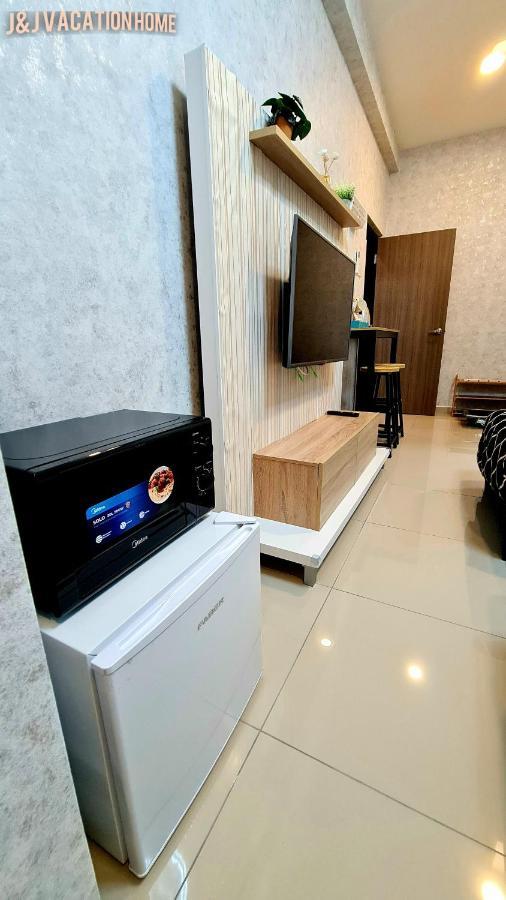 J&J Vacation Home@Novo8 Residence Kampong Tambak Esterno foto