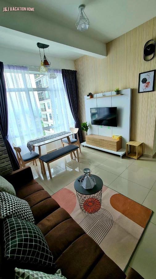 J&J Vacation Home@Novo8 Residence Kampong Tambak Esterno foto