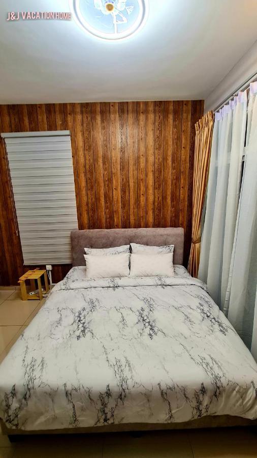 J&J Vacation Home@Novo8 Residence Kampong Tambak Esterno foto