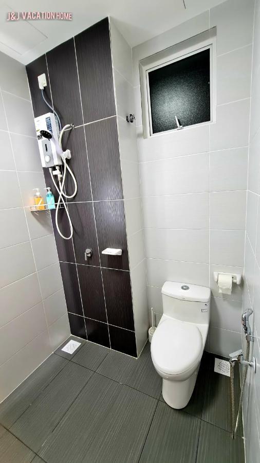 J&J Vacation Home@Novo8 Residence Kampong Tambak Esterno foto