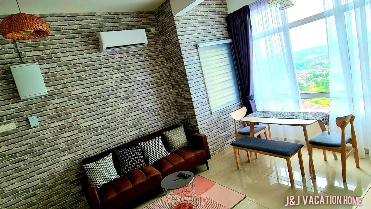 J&J Vacation Home@Novo8 Residence Kampong Tambak Esterno foto