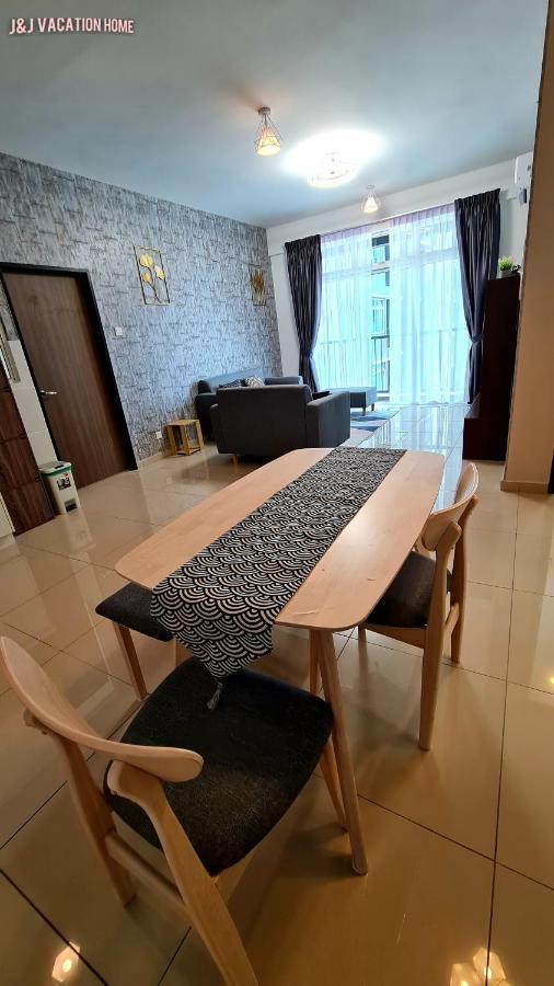 J&J Vacation Home@Novo8 Residence Kampong Tambak Esterno foto