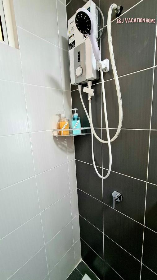 J&J Vacation Home@Novo8 Residence Kampong Tambak Esterno foto