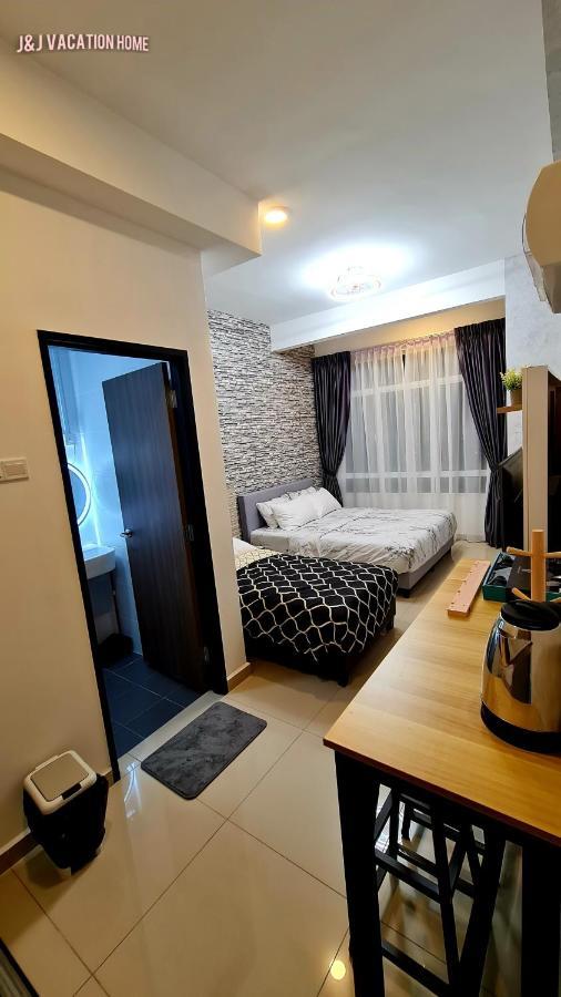 J&J Vacation Home@Novo8 Residence Kampong Tambak Esterno foto