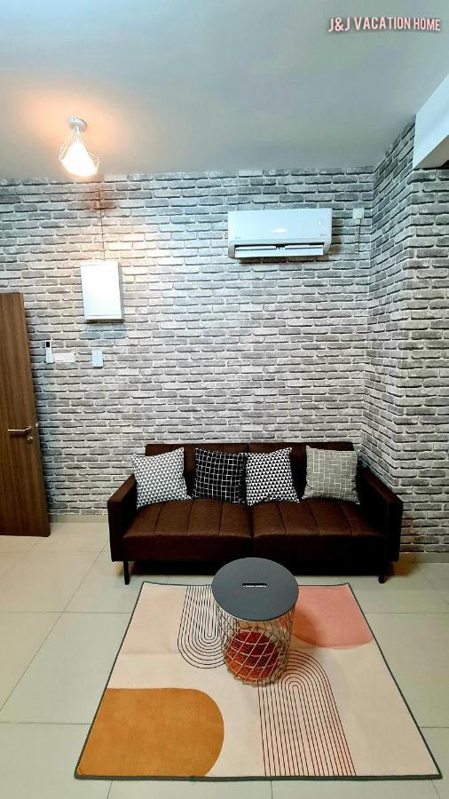 J&J Vacation Home@Novo8 Residence Kampong Tambak Esterno foto