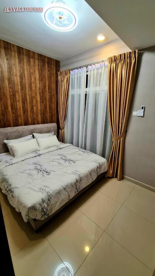 J&J Vacation Home@Novo8 Residence Kampong Tambak Esterno foto