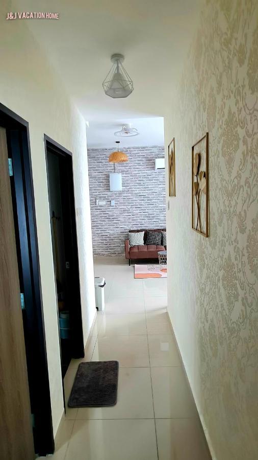 J&J Vacation Home@Novo8 Residence Kampong Tambak Esterno foto