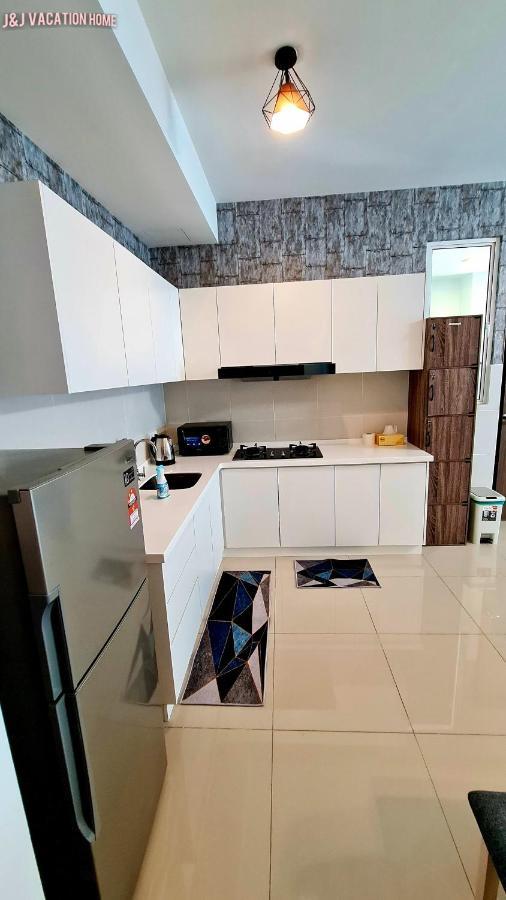 J&J Vacation Home@Novo8 Residence Kampong Tambak Esterno foto