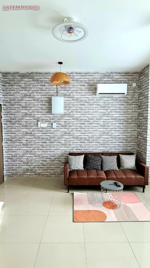 J&J Vacation Home@Novo8 Residence Kampong Tambak Esterno foto