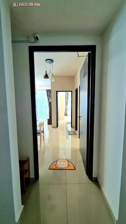 J&J Vacation Home@Novo8 Residence Kampong Tambak Esterno foto