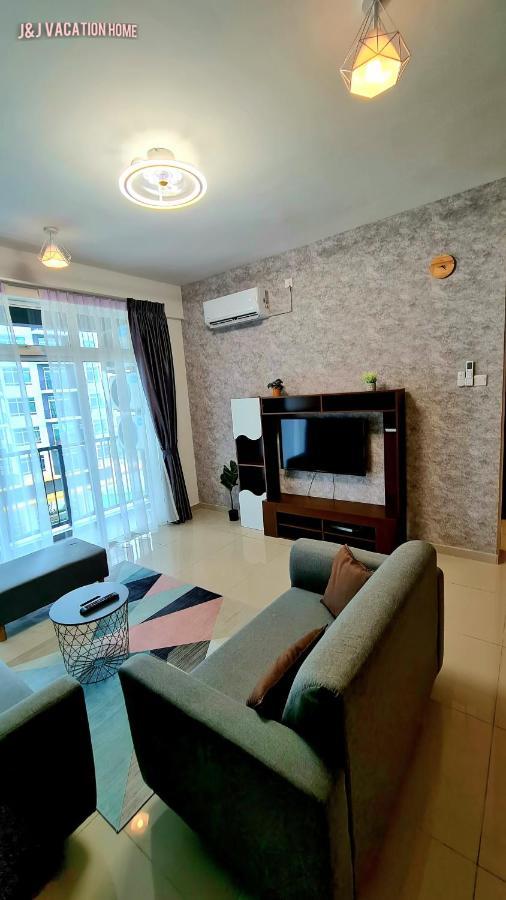 J&J Vacation Home@Novo8 Residence Kampong Tambak Esterno foto