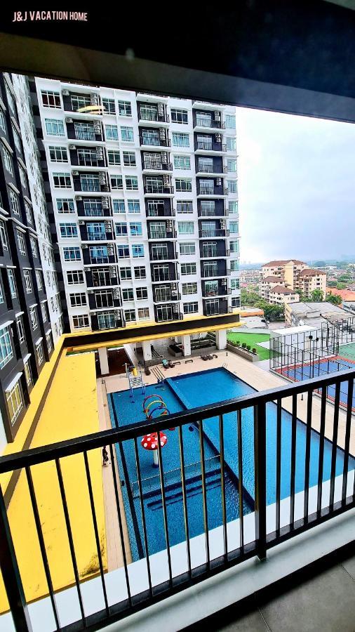 J&J Vacation Home@Novo8 Residence Kampong Tambak Esterno foto