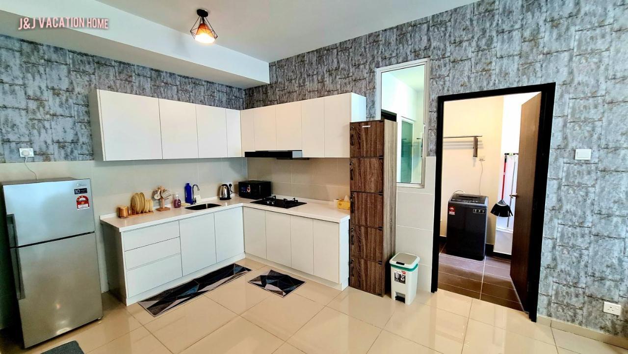 J&J Vacation Home@Novo8 Residence Kampong Tambak Esterno foto