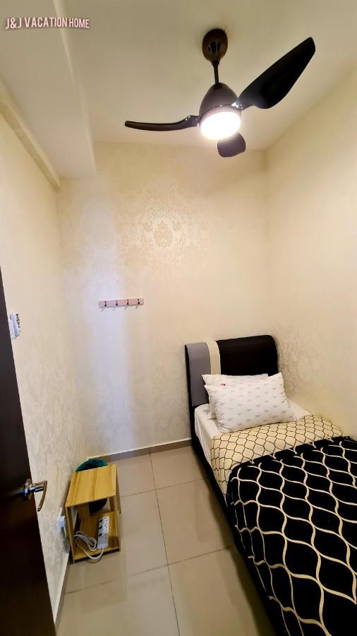 J&J Vacation Home@Novo8 Residence Kampong Tambak Esterno foto