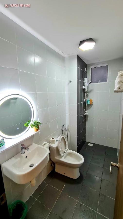 J&J Vacation Home@Novo8 Residence Kampong Tambak Esterno foto