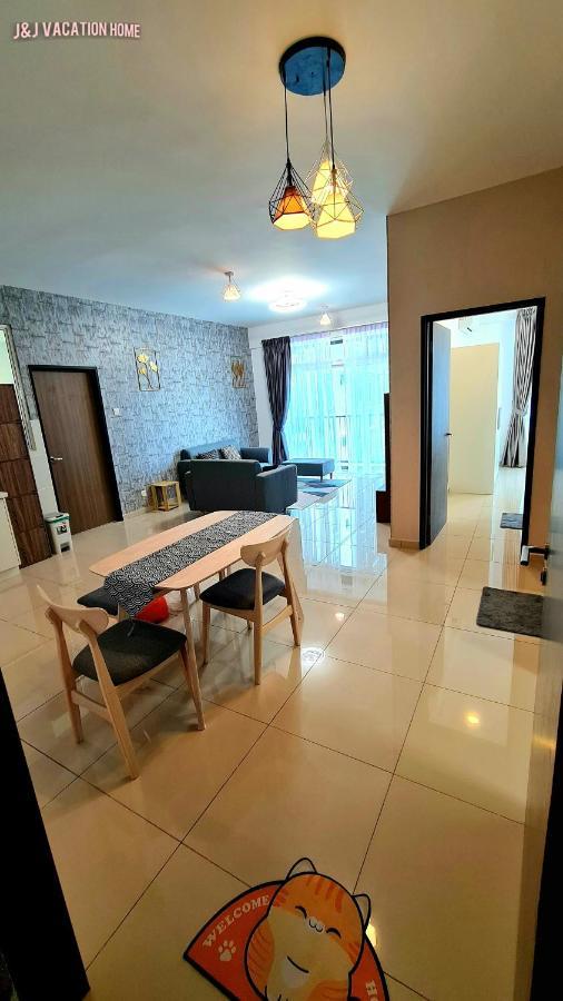 J&J Vacation Home@Novo8 Residence Kampong Tambak Esterno foto