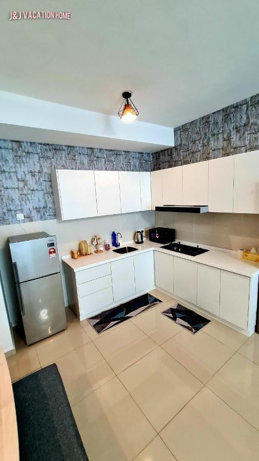 J&J Vacation Home@Novo8 Residence Kampong Tambak Esterno foto