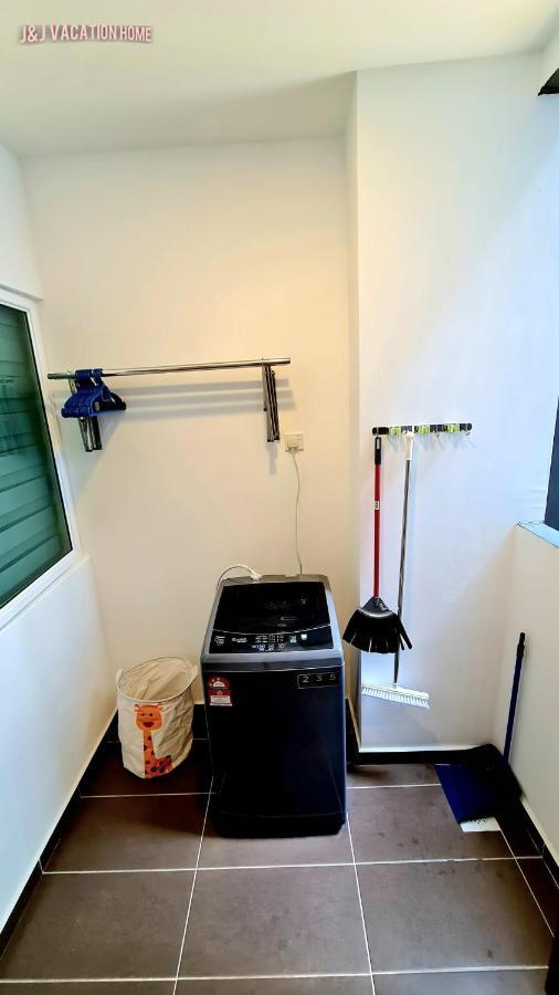 J&J Vacation Home@Novo8 Residence Kampong Tambak Esterno foto
