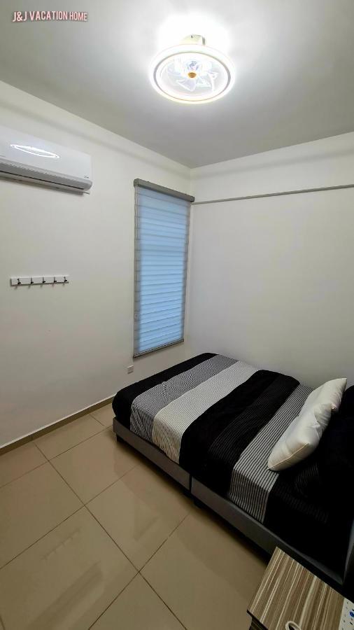J&J Vacation Home@Novo8 Residence Kampong Tambak Esterno foto