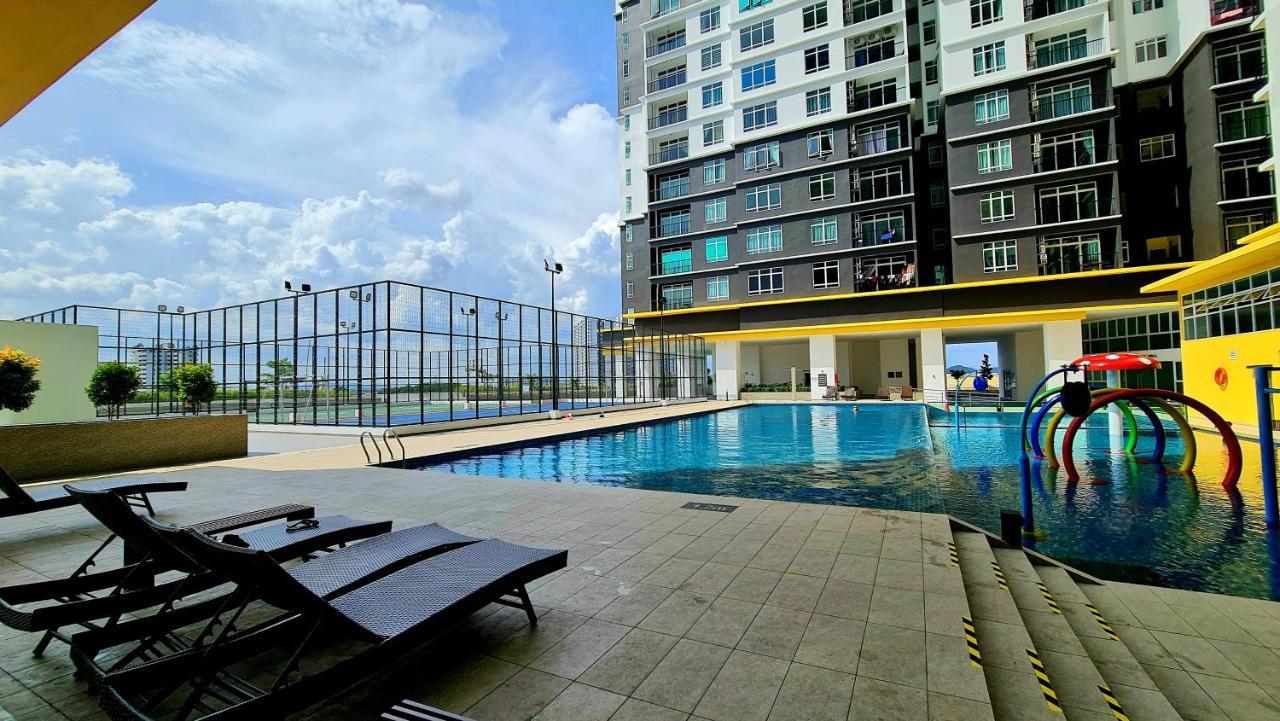 J&J Vacation Home@Novo8 Residence Kampong Tambak Esterno foto